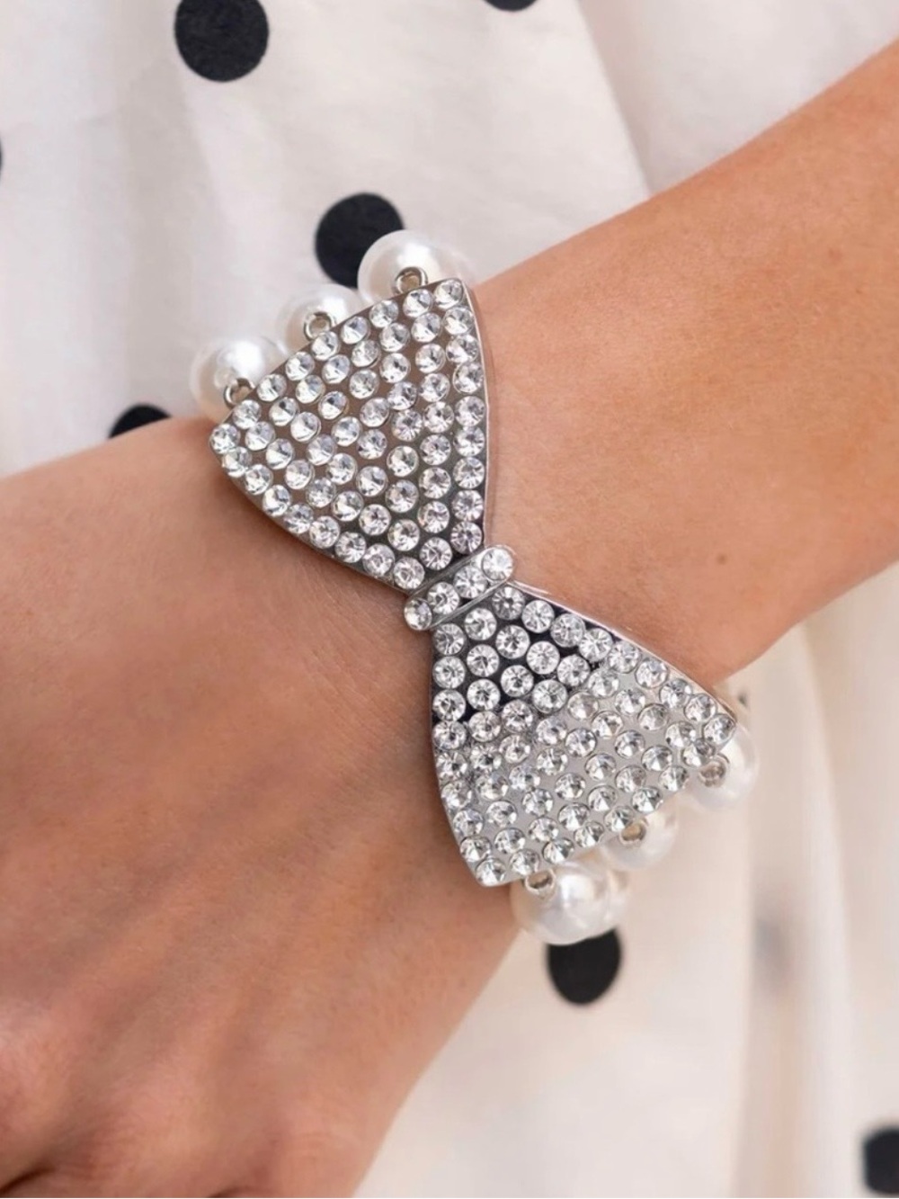 Source Unknown White Pearl Bracelet with Crystal Bow Accent